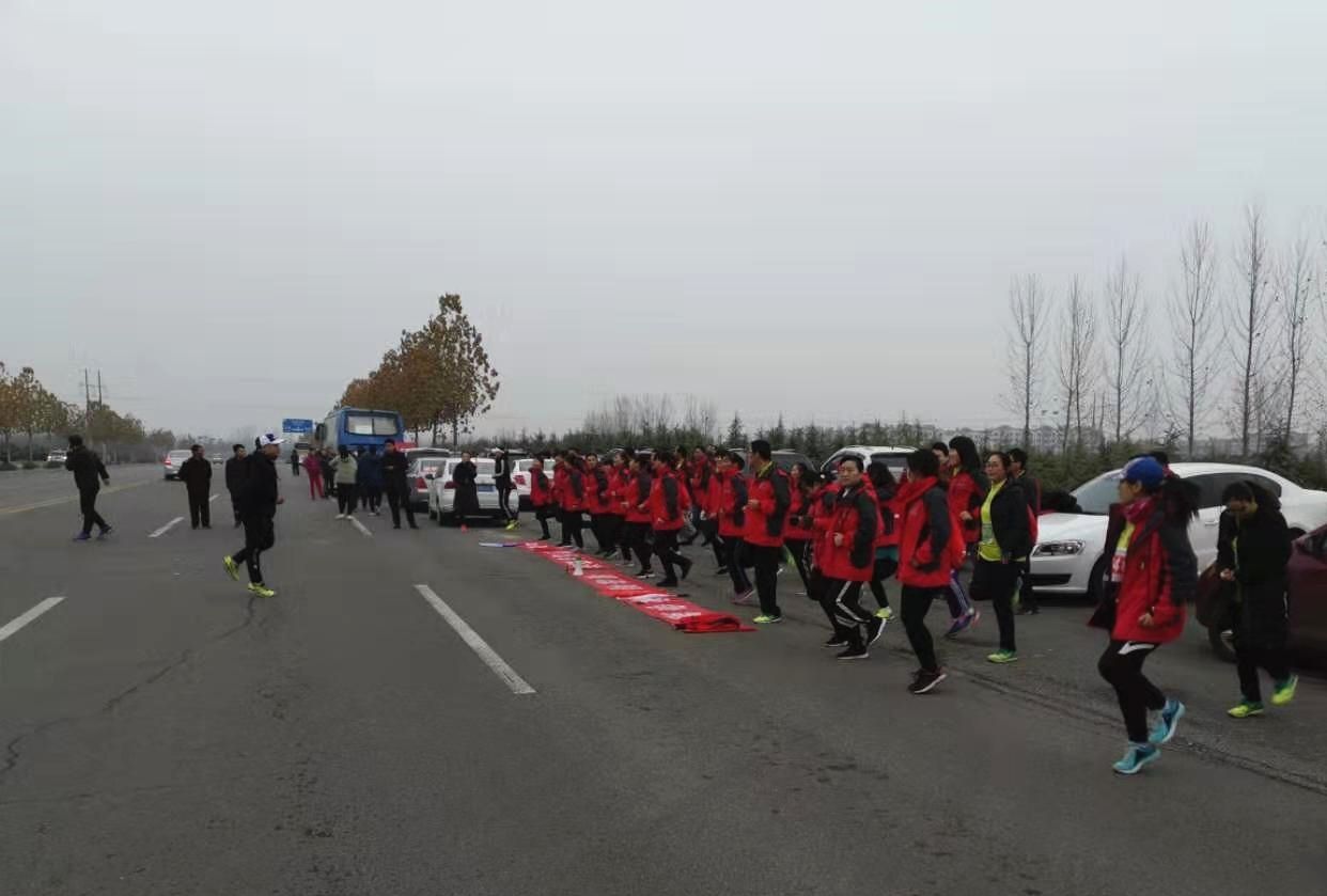 泰信跑團(tuán)賽前熱身 泰信跑團(tuán)賽前熱身