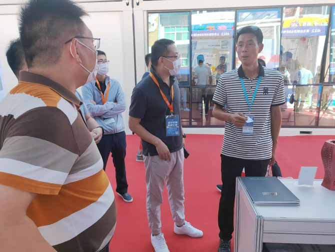 明珠科技總經(jīng)理杜敏利親自帶隊的參展團隊為每一位到訪人員提供熱情細致的服務1 明珠科技總經(jīng)理杜敏利親自帶隊的參展團隊為每一位到訪人員提供熱情細致的服務1