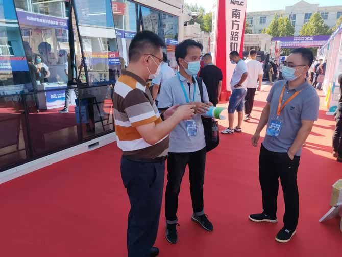 明珠科技總經(jīng)理杜敏利親自帶隊的參展團隊為每一位到訪人員提供熱情細致的服務2 明珠科技總經(jīng)理杜敏利親自帶隊的參展團隊為每一位到訪人員提供熱情細致的服務2